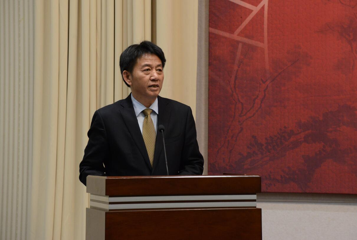 中山大学图书馆馆长、中山大学资讯管理学院教授成焕文致辞