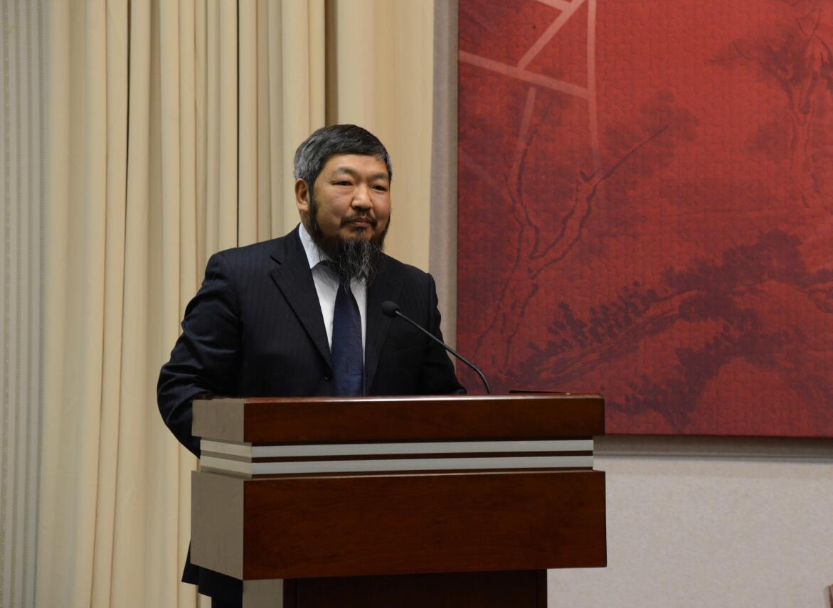 全国人大代表、贵州民族大学图书馆馆长卢云辉致辞